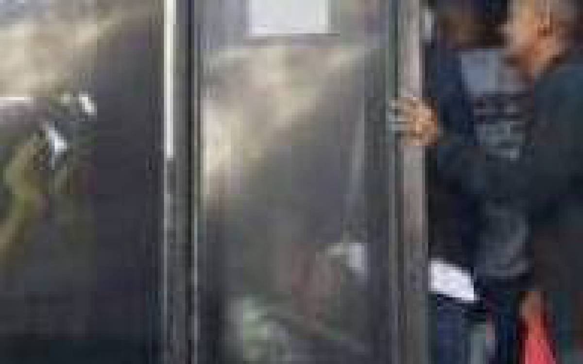 Geral - Movimenta&Atilde;&sect;ao no transporte BRT, na zona oeste do Rio, na manha de hoje. Na foto, movimenta&Atilde;&sect;ao na esta&Atilde;&sect;ao BRT Mato Alto, na Avenida D. Joao VI, em Guaratiba, zona oeste.