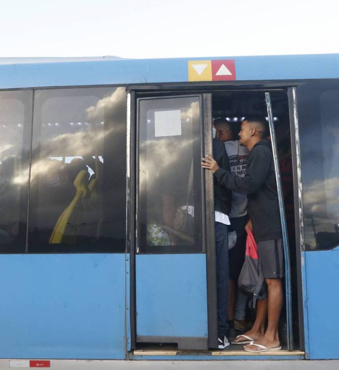Geral - Movimenta&ccedil;ao no transporte BRT, na zona oeste do Rio, na manha de hoje. Na foto, movimenta&ccedil;ao na esta&ccedil;ao BRT Mato Alto, na Avenida D. Joao VI, em Guaratiba, zona oeste.