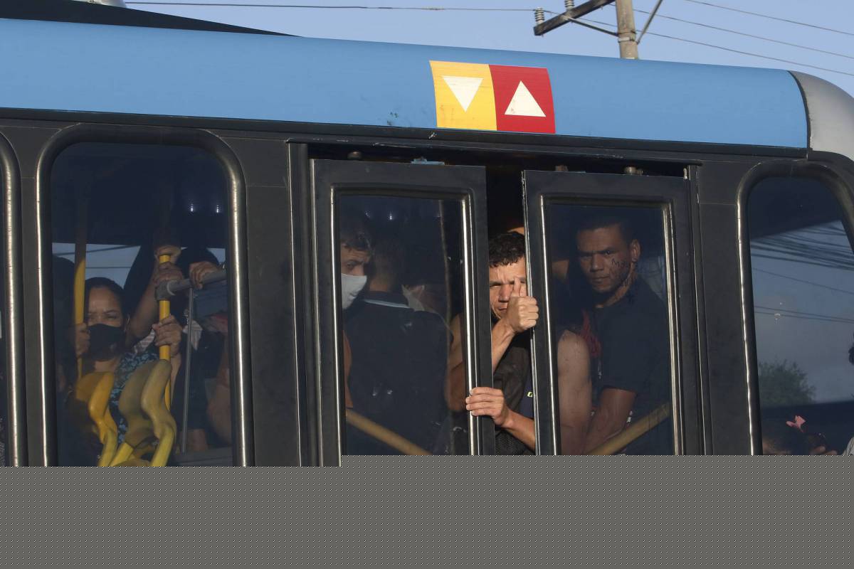 Geral - Movimenta&ccedil;ao no transporte BRT, na zona oeste do Rio, na manha de hoje. Na foto, movimenta&ccedil;ao na esta&ccedil;ao BRT Mato Alto, na Avenida D. Joao VI, em Guaratiba, zona oeste.
