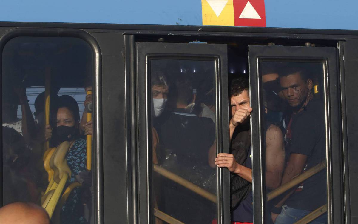 Movimenta&ccedil;&atilde;o na esta&ccedil;&atilde;o BRT Mato Alto, na Avenida D. Jo&atilde;o VI, em Guaratiba - Reginaldo Pimenta / Agencia O Dia