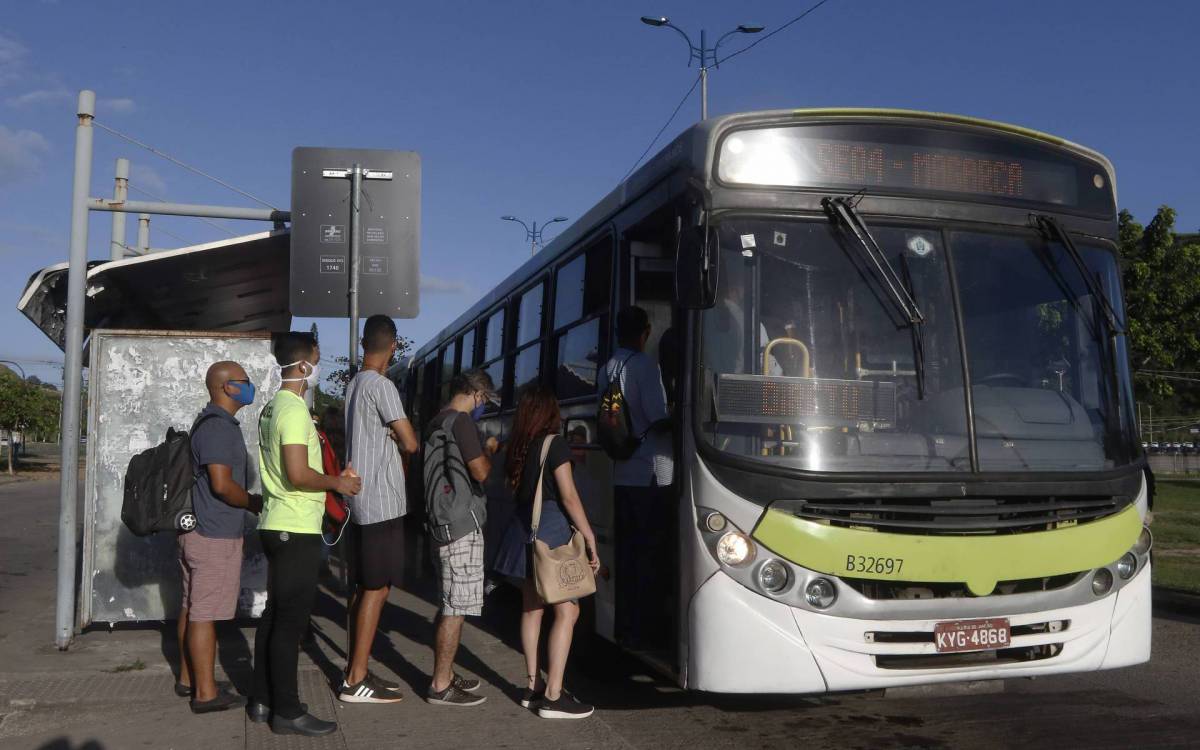 Geral - Movimentaçao no transporte BRT, na zona oeste do Rio, na manha de hoje. Na foto, movimentaçao na estaçao BRT Magarça. - Reginaldo Pimenta / Agencia O Dia