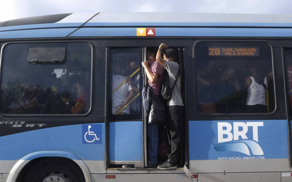 Geral - Movimenta&ccedil;ao no transporte BRT, na zona oeste do Rio, na manha de hoje. Na foto, movimenta&ccedil;ao na esta&ccedil;ao BRT Magar&ccedil;a. - Reginaldo Pimenta / Agencia O Dia