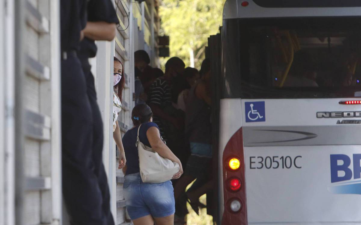 Geral - Movimenta&ccedil;ao no transporte BRT, na zona oeste do Rio, na manha de hoje. Na foto, movimenta&ccedil;ao na esta&ccedil;ao BRT Pingo Dagua. muita reclama&ccedil;ao quanto ao risco de queda no embarque.