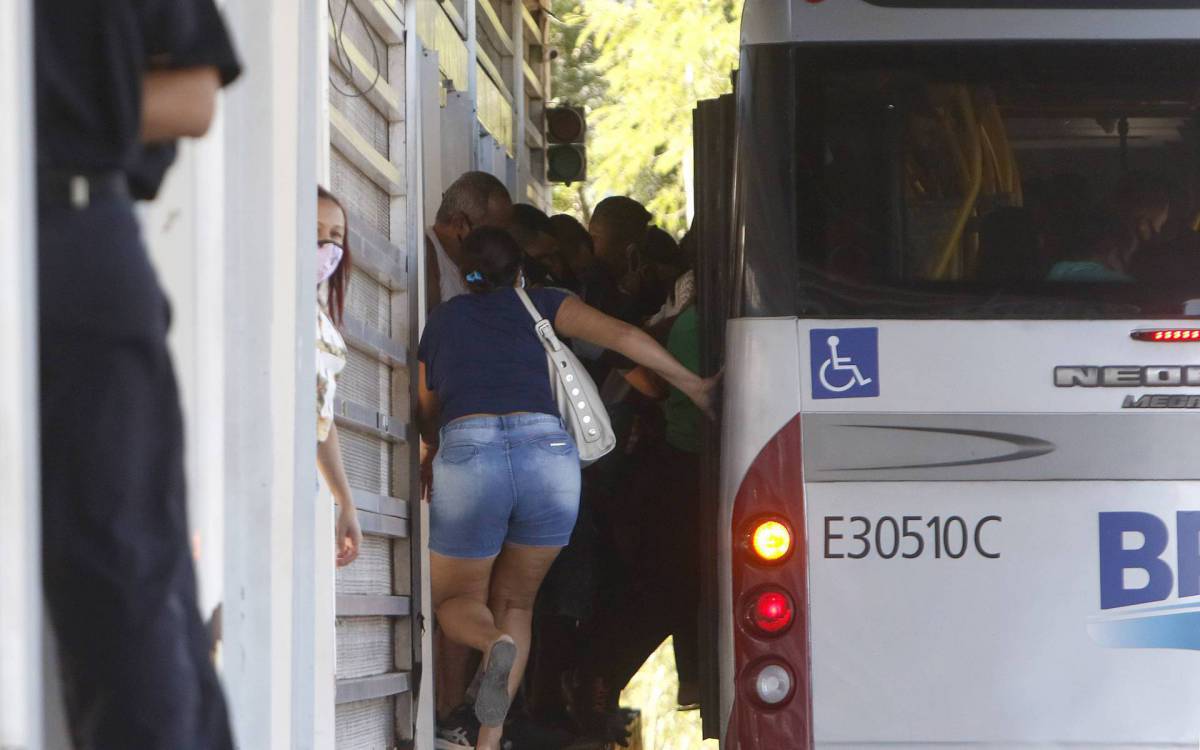 Geral - Movimenta&ccedil;ao no transporte BRT, na zona oeste do Rio, na manha de hoje. Na foto, movimenta&ccedil;ao na esta&ccedil;ao BRT Pingo Dagua. muita reclama&ccedil;ao quanto ao risco de queda no embarque. - Reginaldo Pimenta / Agencia O Dia