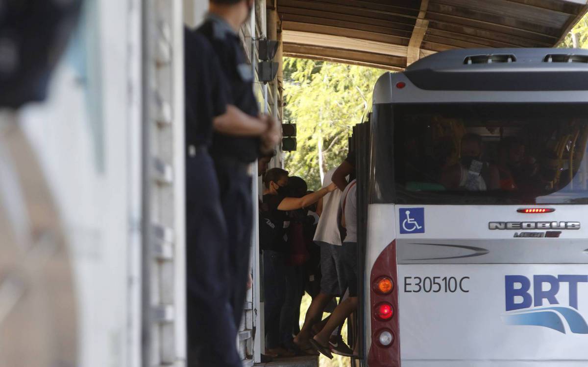 Geral - Movimentaçao no transporte BRT, na zona oeste do Rio, na manha de hoje. Na foto, movimentaçao na estaçao BRT Pingo Dagua. muita reclamaçao quanto ao risco de queda no embarque.