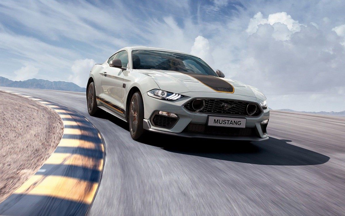 Mustang Mach 1 tem motor V8 5.0 capaz de render 483 cavalos 