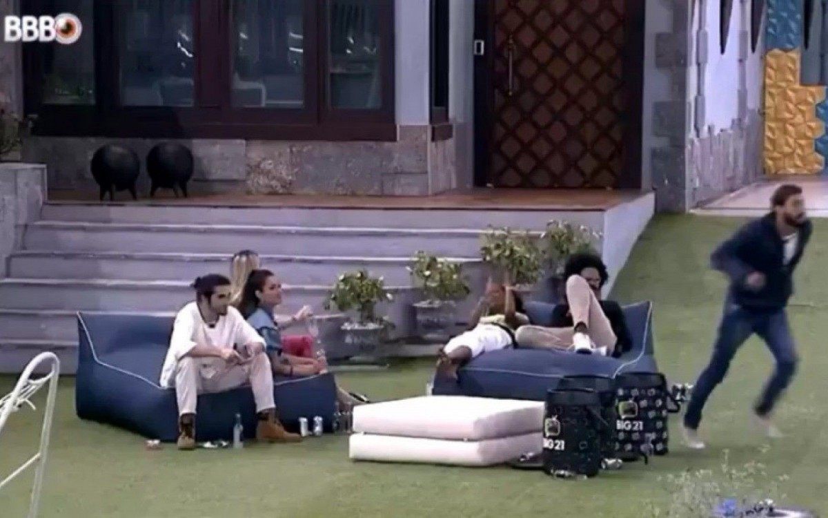 Participantes correm para ajudar Pocah, que passou mal na noite desta segunda-feira