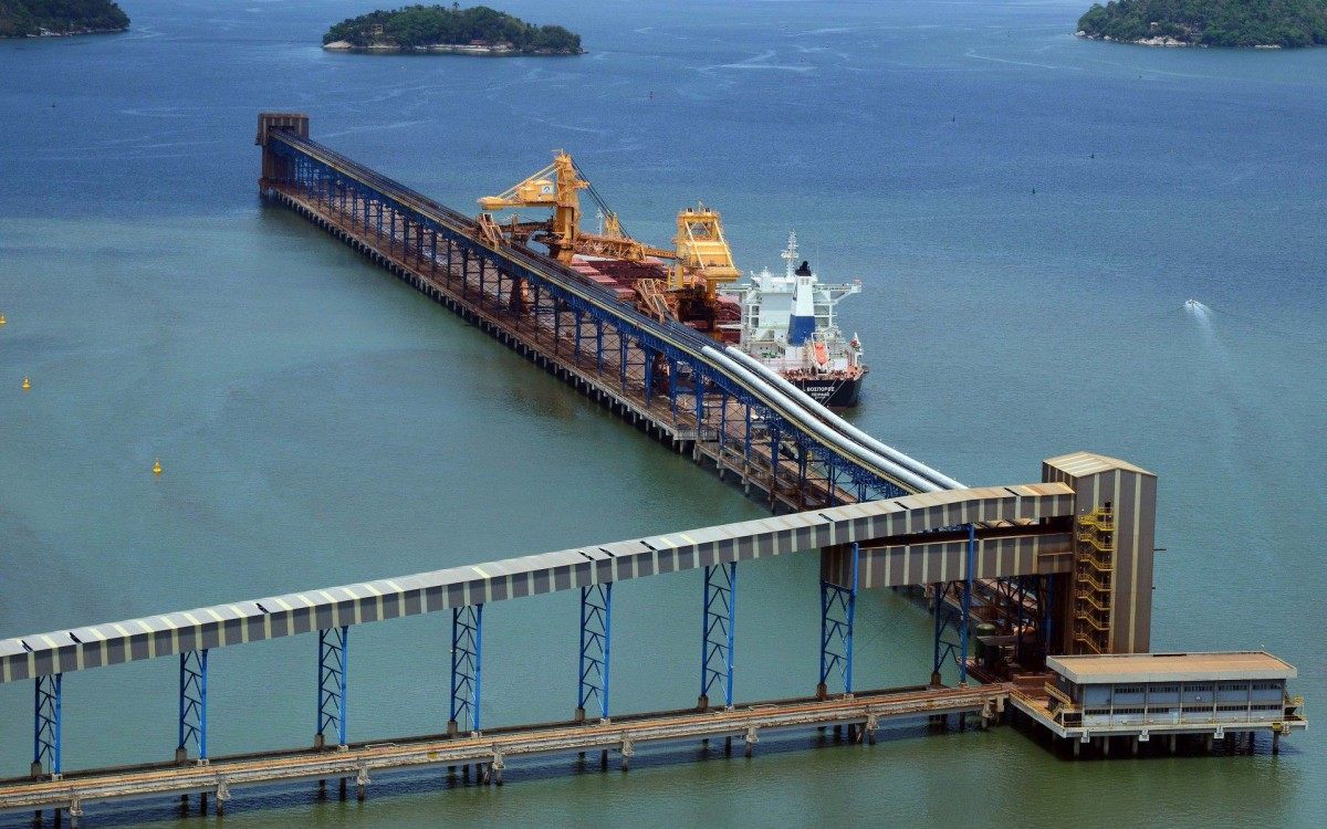 Porto Sudeste, na Ilha da Madeira: prefeitura diz que houve risco para a atividade pesqueira; empresa se recusou a receber documentos da autua&ccedil;&atilde;o