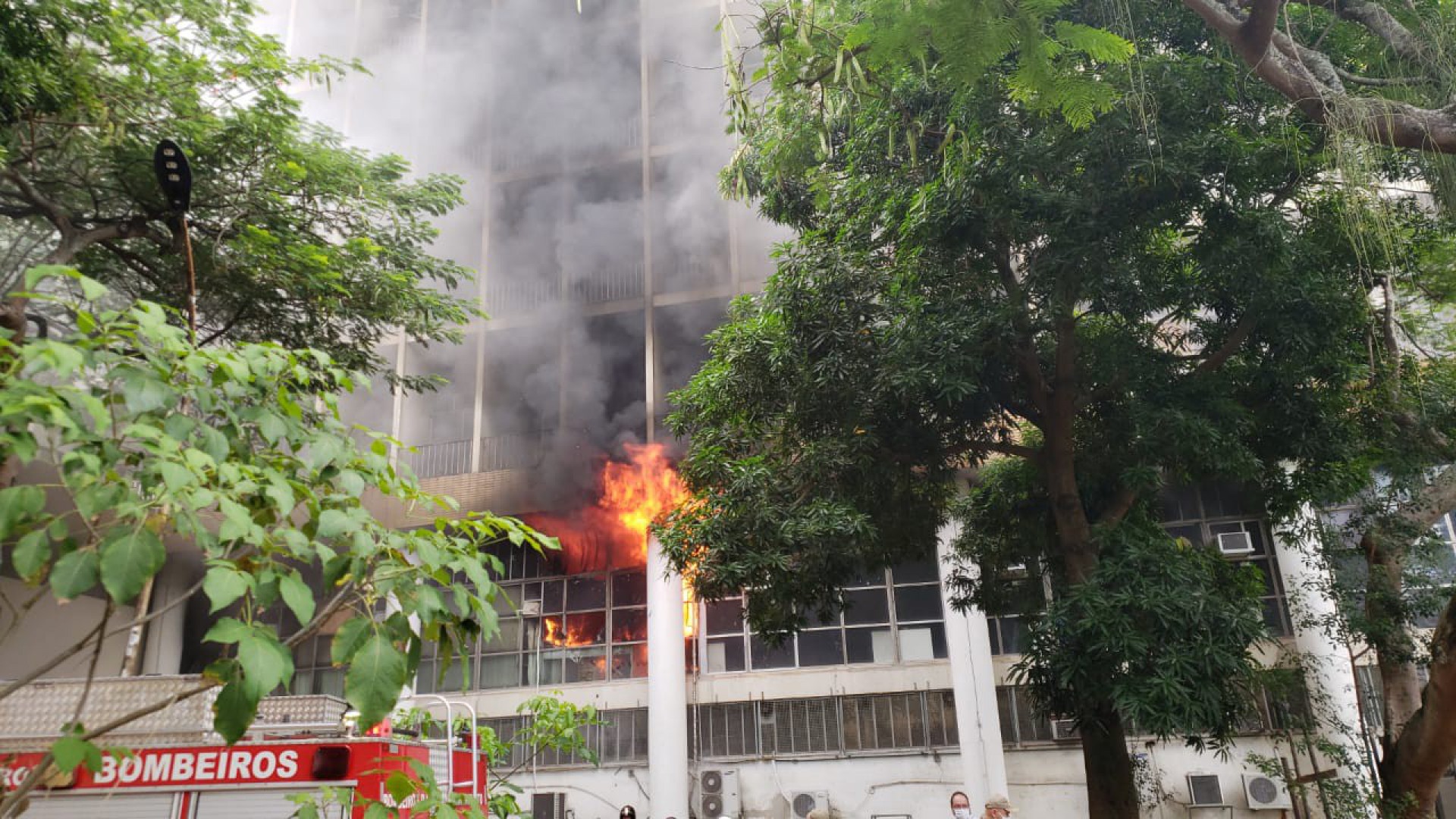 Incêndio no prédio da reitoria da UFRJ - WhatsApp O DIA