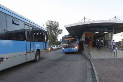 Jovem cai de BRT em movimento 
