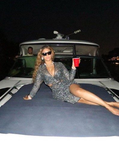 Beyoncé faz passeio noturno de barco com amigas