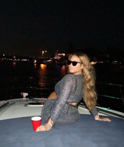 Beyoncé faz passeio noturno de barco com amigas - Reprodução Internet