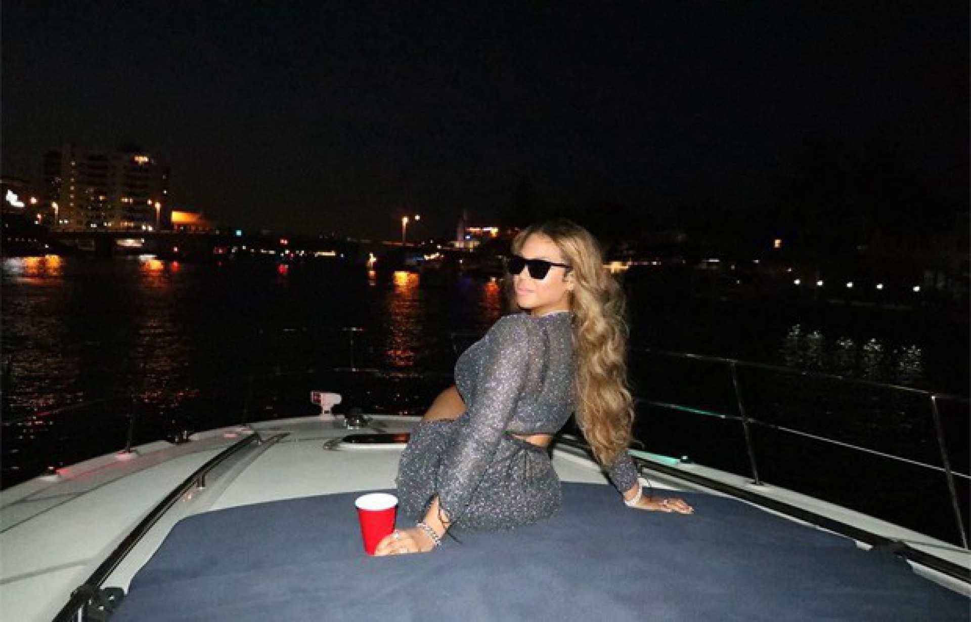 Beyoncé faz passeio noturno de barco com amigas - Reprodução Internet