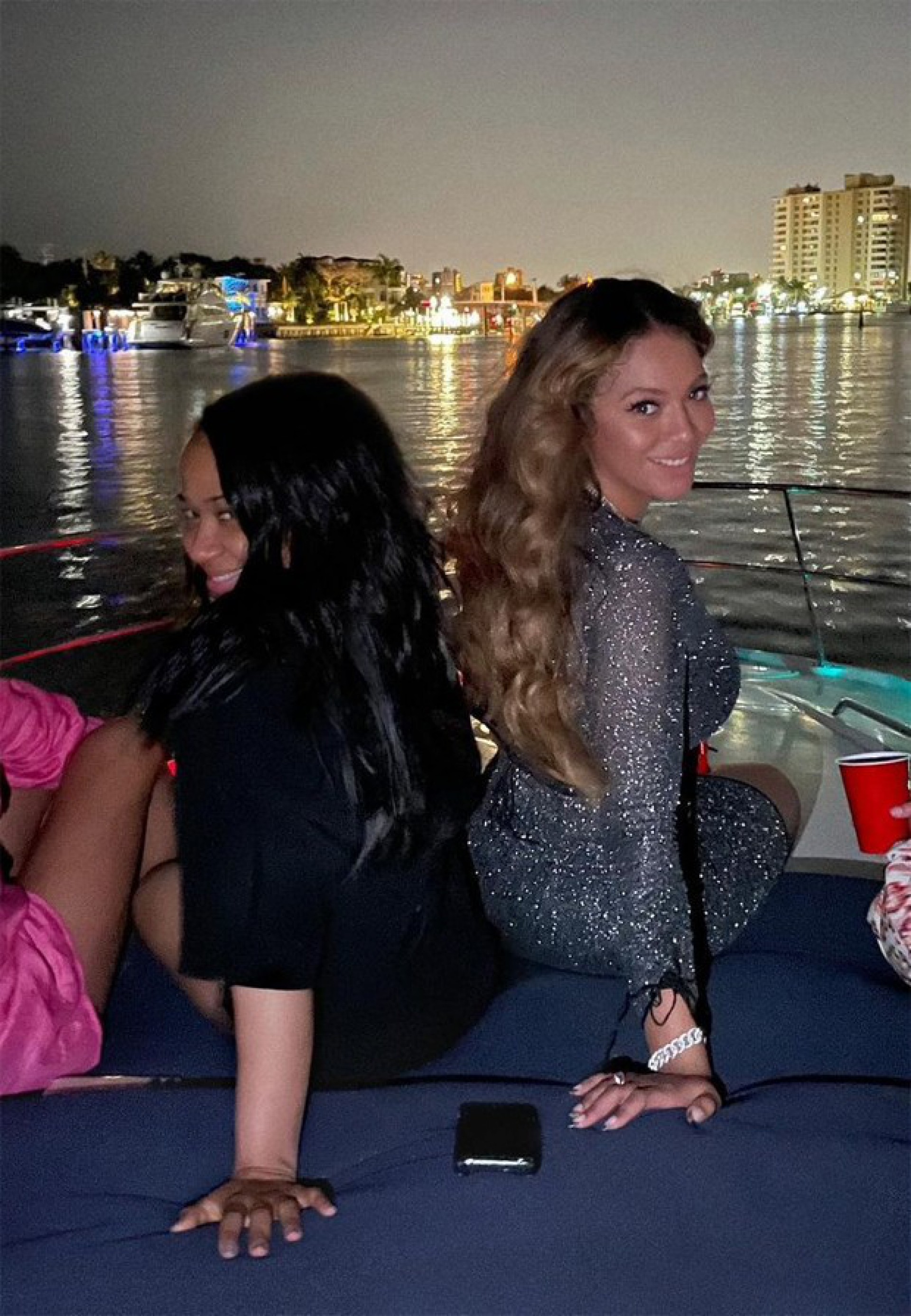Beyoncé faz passeio noturno de barco com amigas - Reprodução Internet