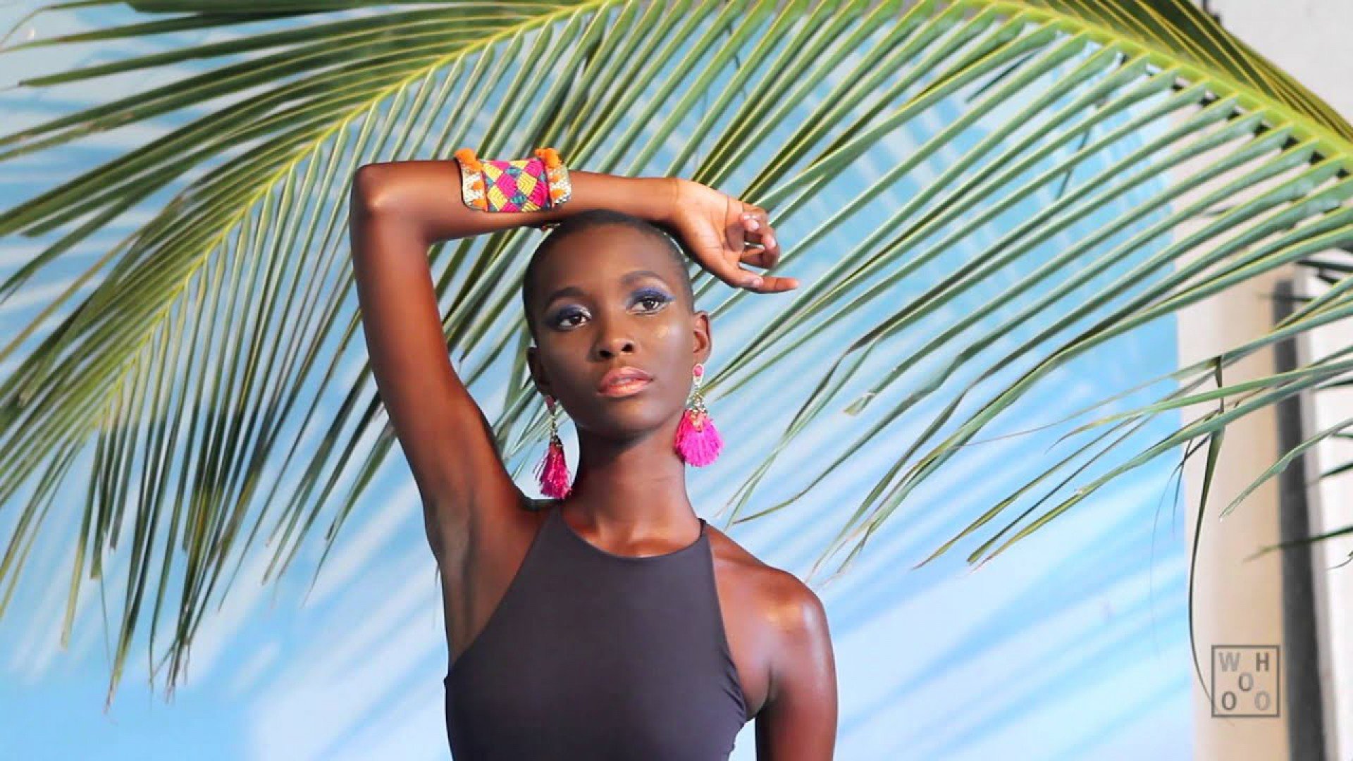 Ex-garota-propaganda da Givenchy e Fenty, a moça cresceu no bairro Porto Novo, em uma realidade bem distante das marcas de luxo - Divulgação