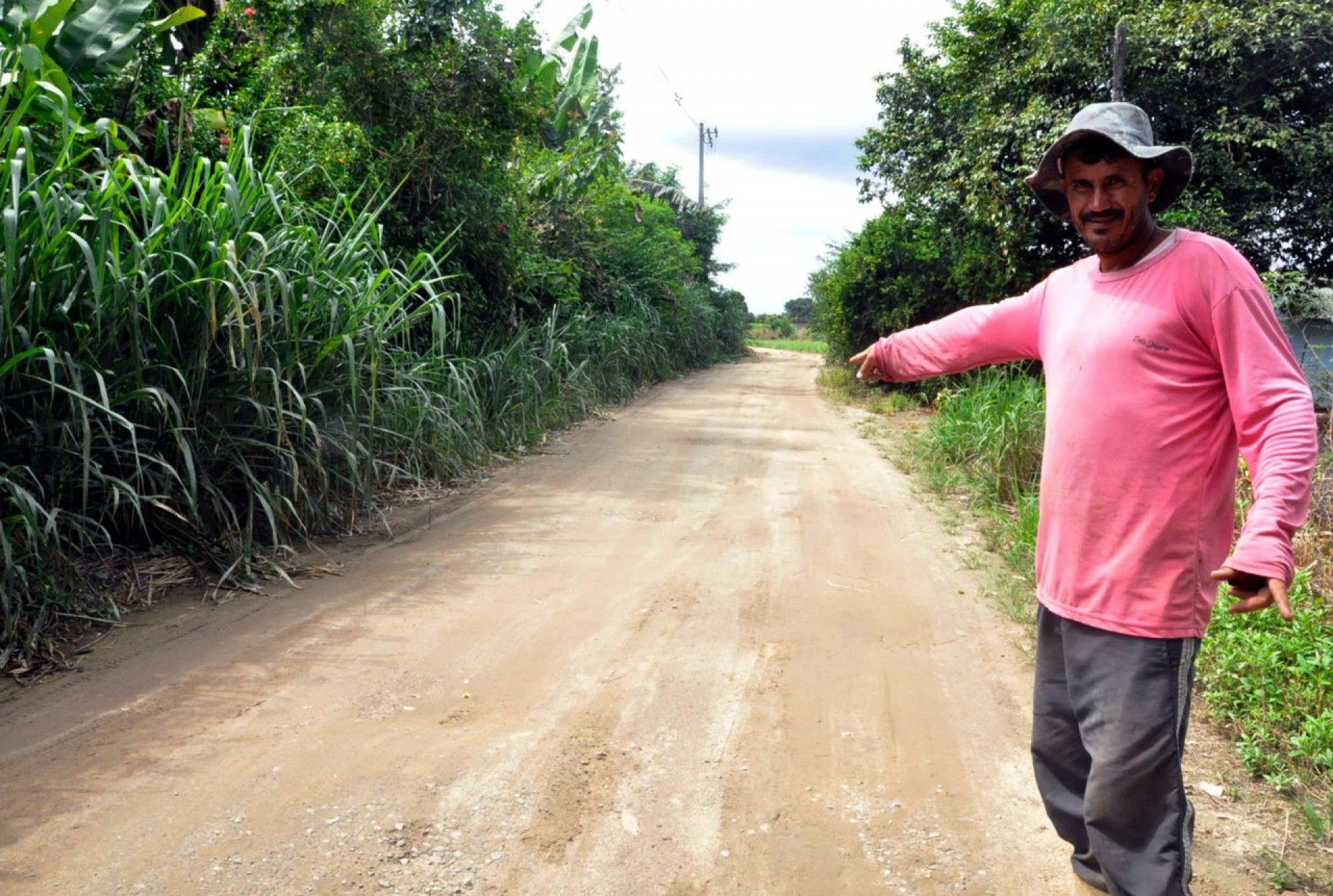 O agricultor Marcos Tostes visa dias melhores para vender sua produção de aipim, milho e quiabo. - Divulgação/Gilson Jr.
