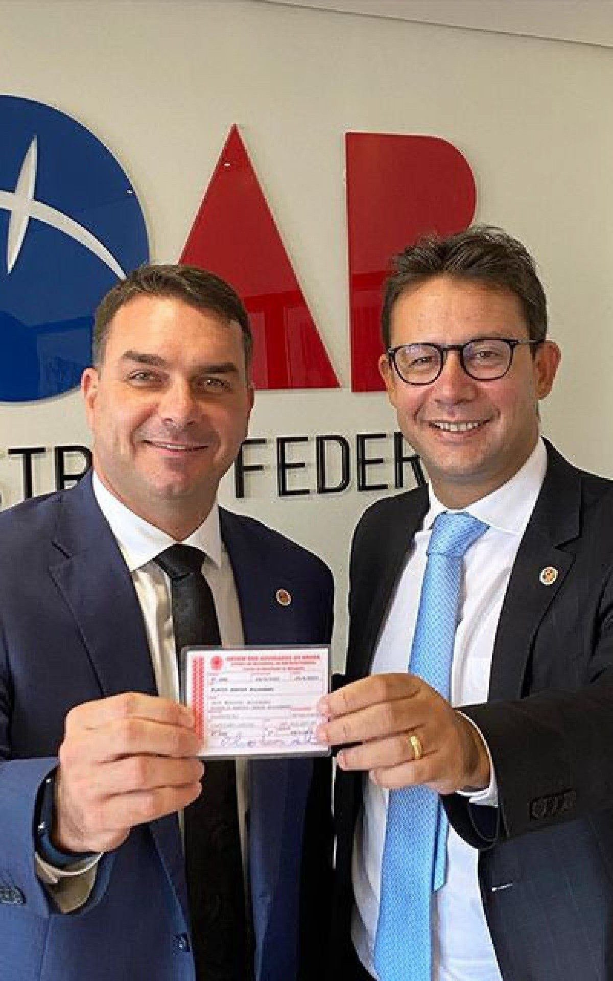 Flavio Bolsonaro vai atuar como advogado em Bras&iacute;lia