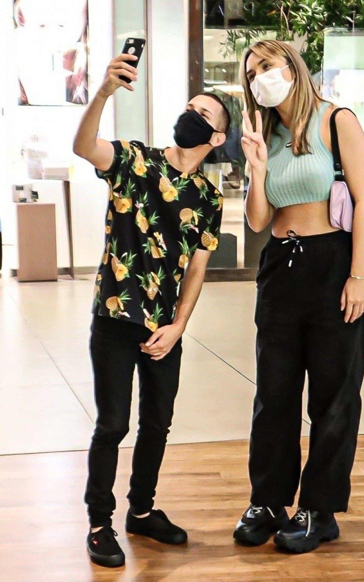 Rafa Kalimann passeia no shopping, faz compras e posa com f&atilde;s na noite desta ter&ccedil;a-feira