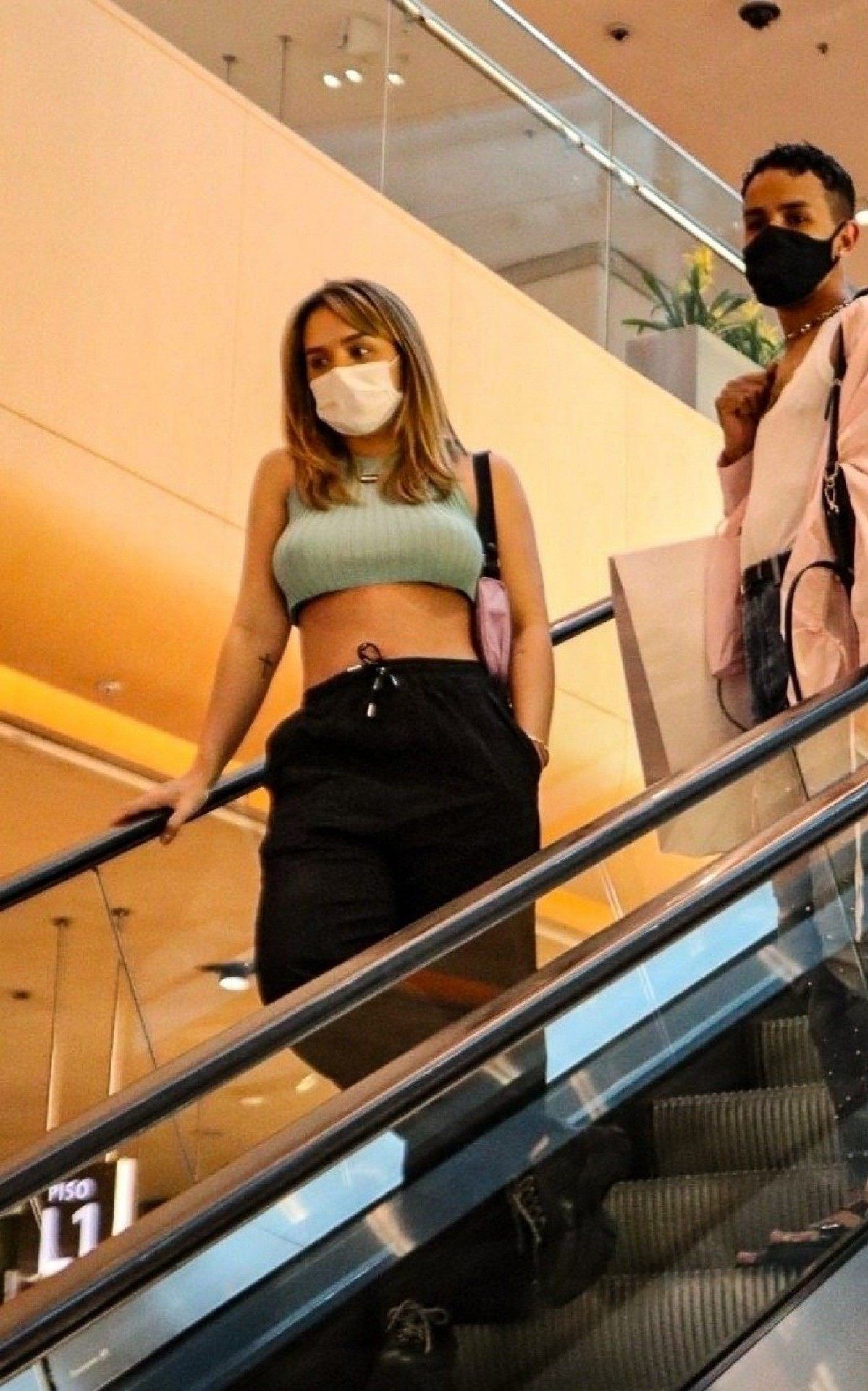 Rafa Kalimann passeia no shopping, faz compras e posa com f&atilde;s na noite desta ter&ccedil;a-feira