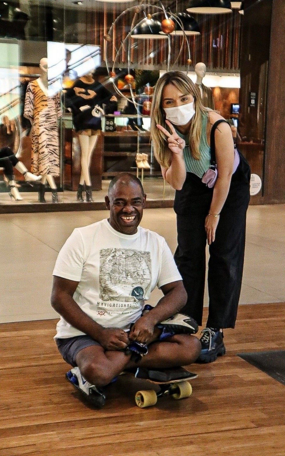 Rafa Kalimann passeia no shopping, faz compras e posa com f&atilde;s na noite desta ter&ccedil;a-feira