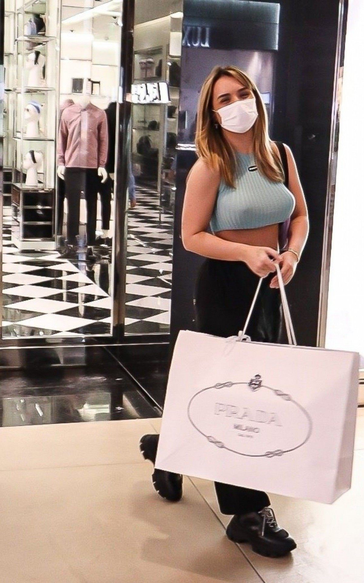 Rafa Kalimann passeia no shopping, faz compras e posa com f&atilde;s na noite desta ter&ccedil;a-feira