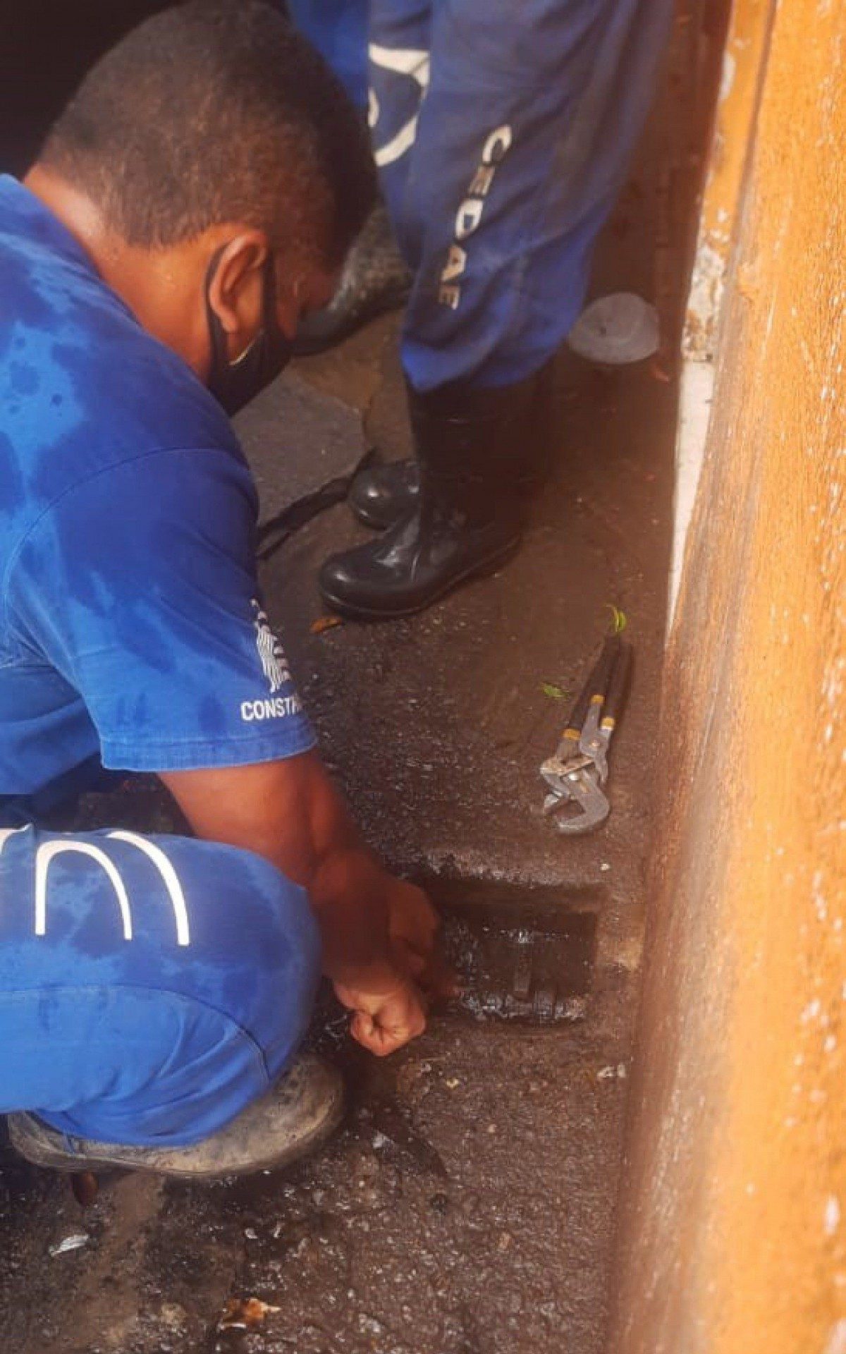 Cedae remove liga&ccedil;&otilde;es clandestinas em bairros da Zona Norte
