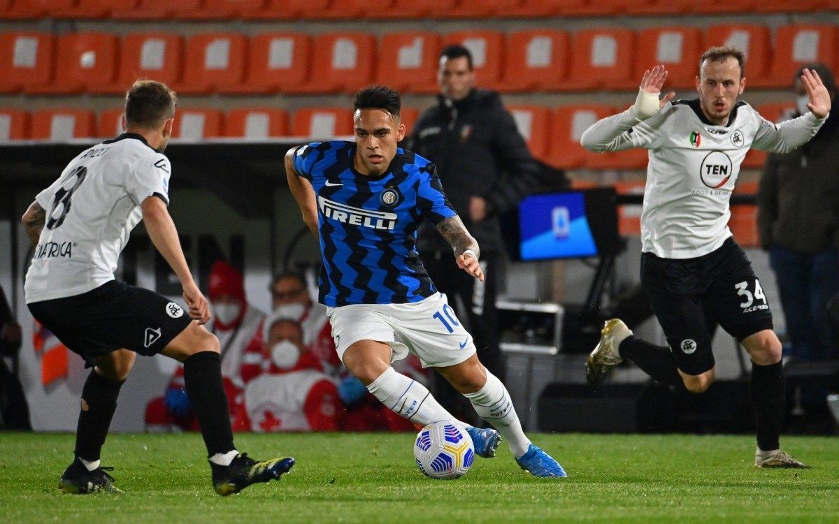 Lautaro Martinez parte para cima da marca&ccedil;&atilde;o, mas n&atilde;o consegue furar o bloqueio no empate com o Spezia