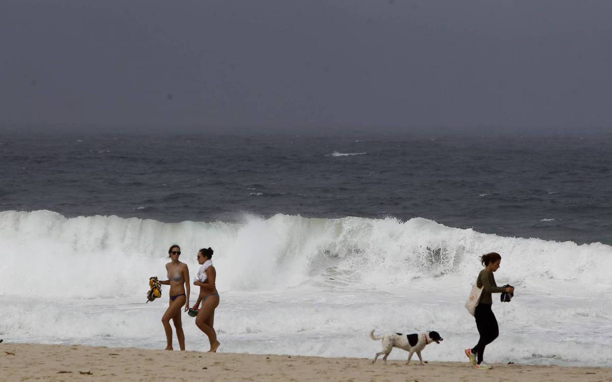 Perman&ecirc;ncia nas areias das praias segue proibida