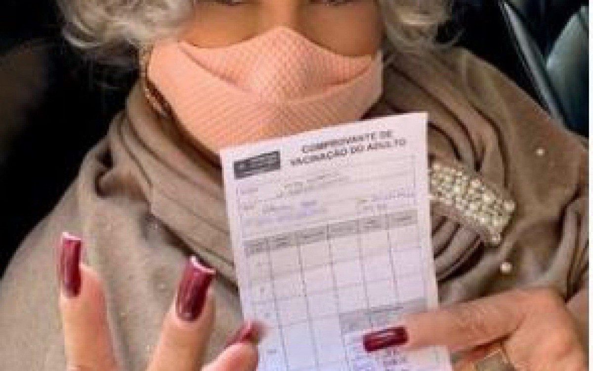 Prestes a completar 50 anos de carreira, cantora cuida de todos os detalhes para o Casarão da Marrom
