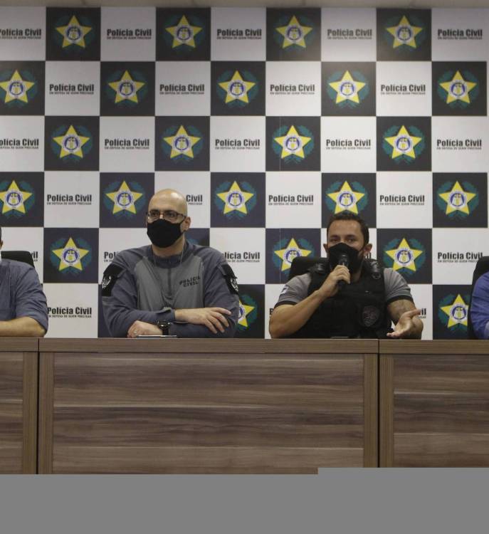 Policia - Policia Civil prendeu na tarde de hoje, traficante de armas que deixou a prisao com alvara falso. A Divisao de Capturas da Policia Interestadual (Polinter) prendeu, na manha desta quarta-feira, Joao Filipe Barbieri. O criminoso estava foragido do sistema penitenciario desde novembro do ano passado, quando saiu pela porta da frente do Complexo de Presidios em Bangu, por meio de um esquema de alvaras falsos. Na foto, coletiva de imprensa, da esquerda para direita, o secretario da SEAP, Raphael Montenegro; o delegado Felipe Cury; delegado Mauro Cesar, titular da Polinter e o delegado Cristiano Jota da Polinter, na CIDPOL, no Jacare, zona norte do Rio.