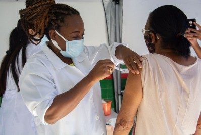 Prefeitura analisa terceira dose da vacina contra covid em idosos a partir de outubro