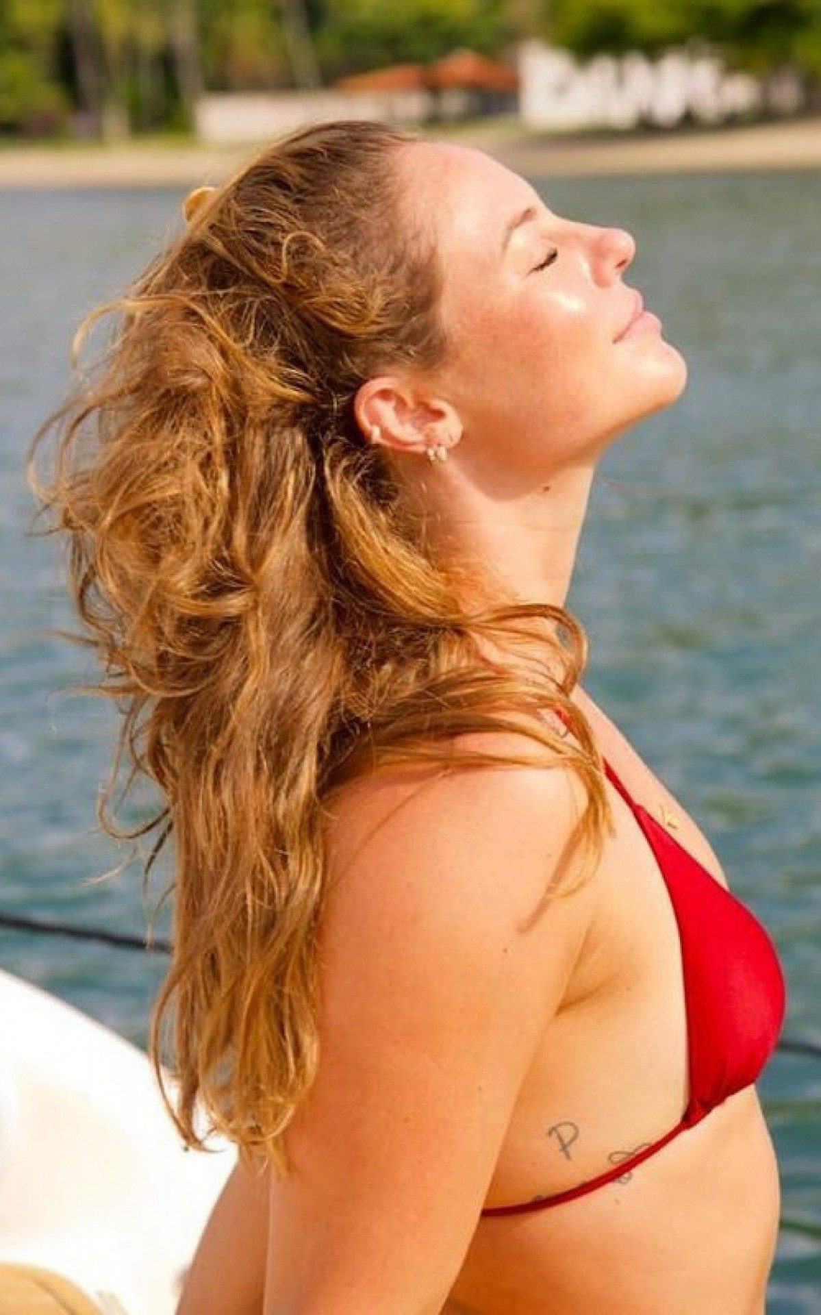 Paolla Oliveira posa lindíssima de biquíni em meio a cenário paradisíaco