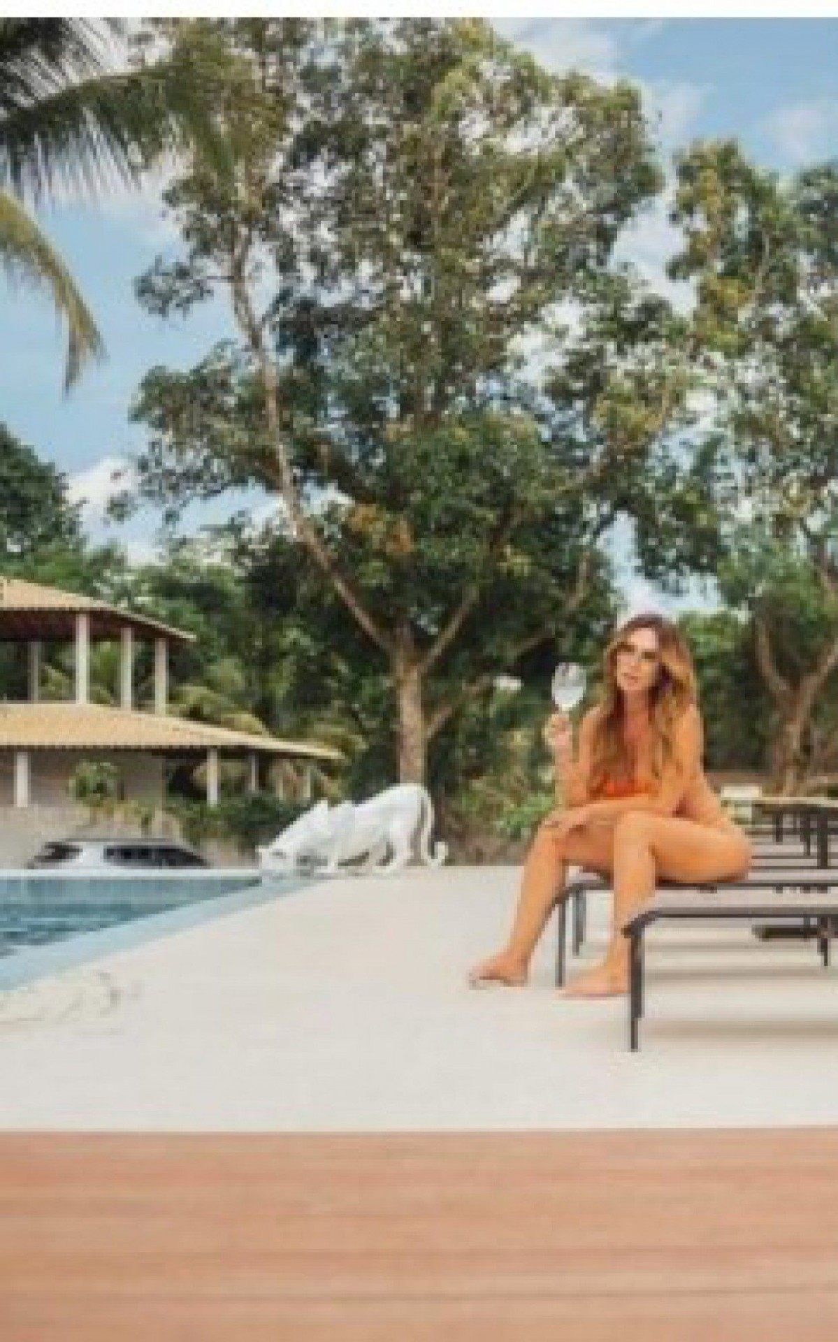 Nicole Bahls e sua piscina com borda infinita
