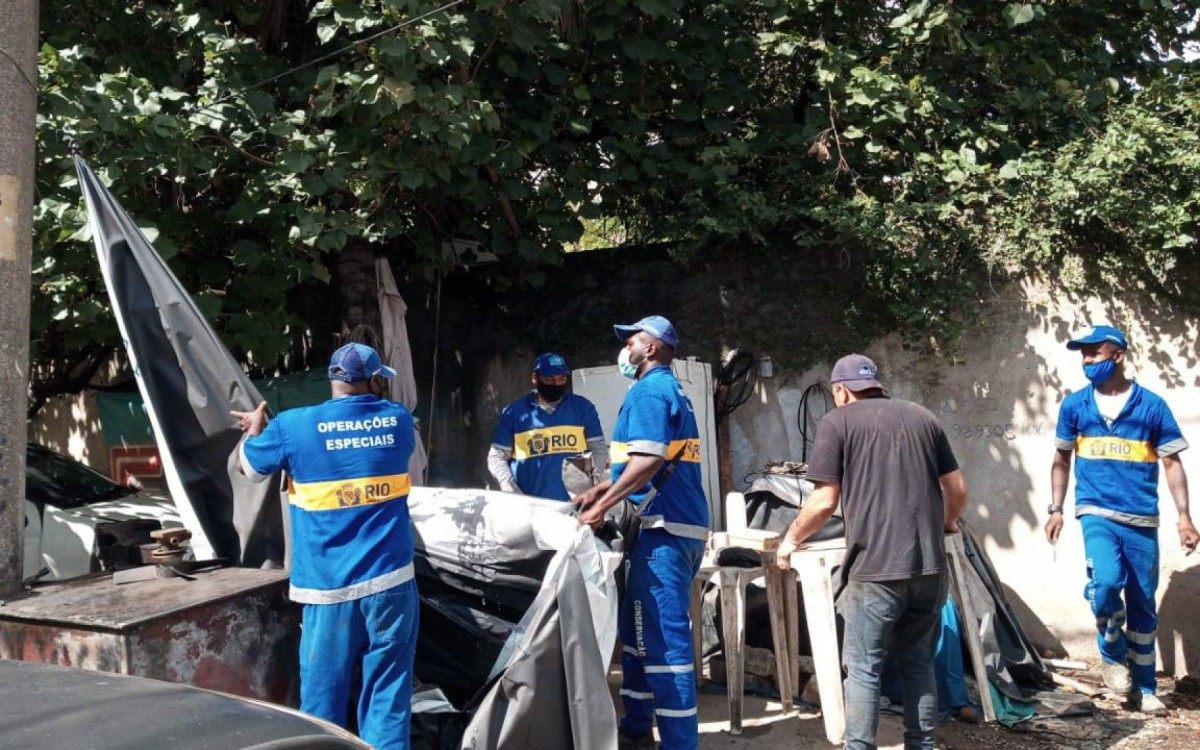 Liga&ccedil;&atilde;o clandestina de &aacute;gua foi desligada por funcion&aacute;rios da Cedae