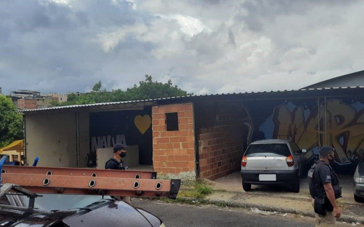 Equipes demoliram uma estrutura usada como estacionamento de ve&iacute;culos