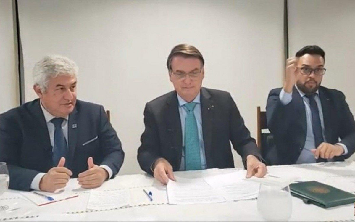 Bolsonaro em live ao lado de Marcos Pontes
