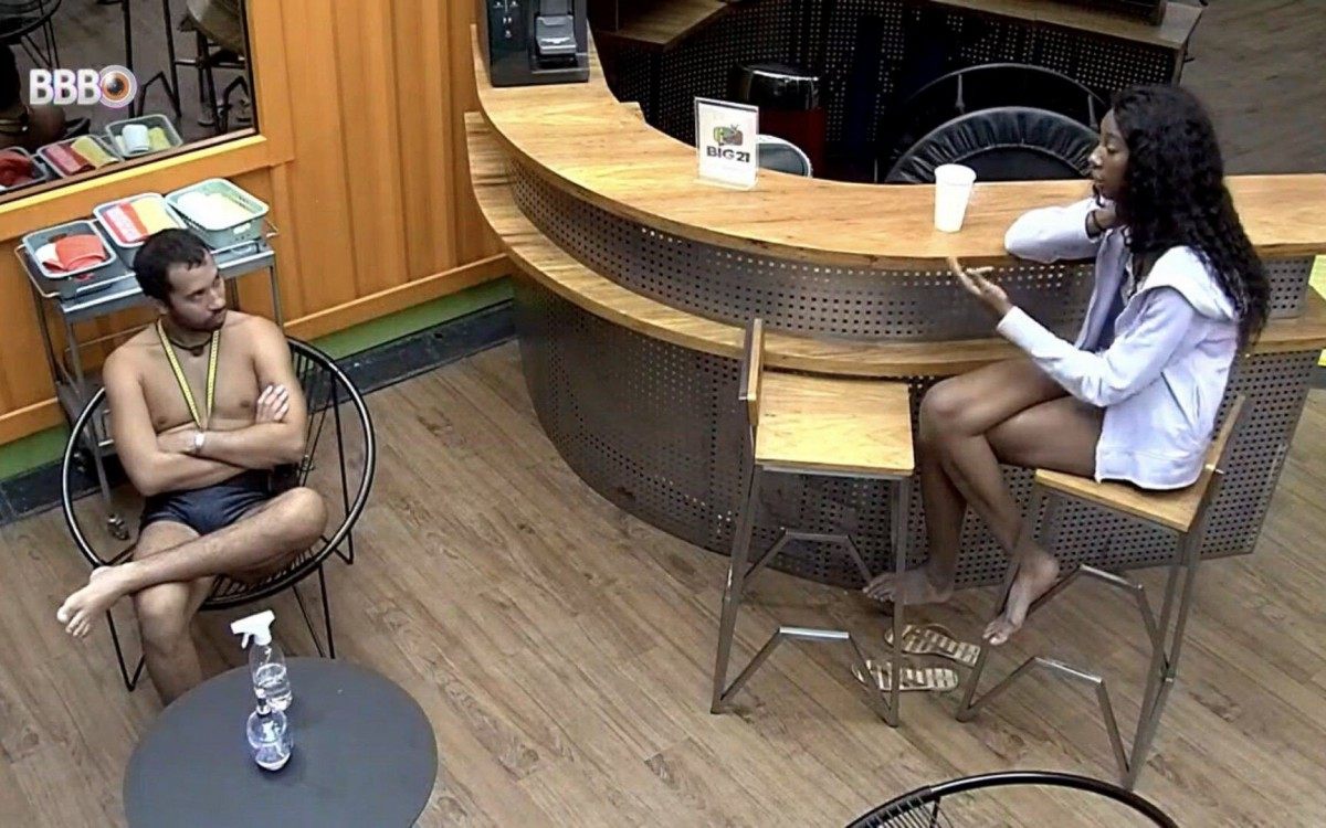 Gil descobre o 'poder secreto' de Carla Diaz e se decepciona