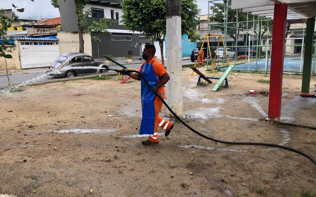 Trabalhos foram realizados por 18 garis