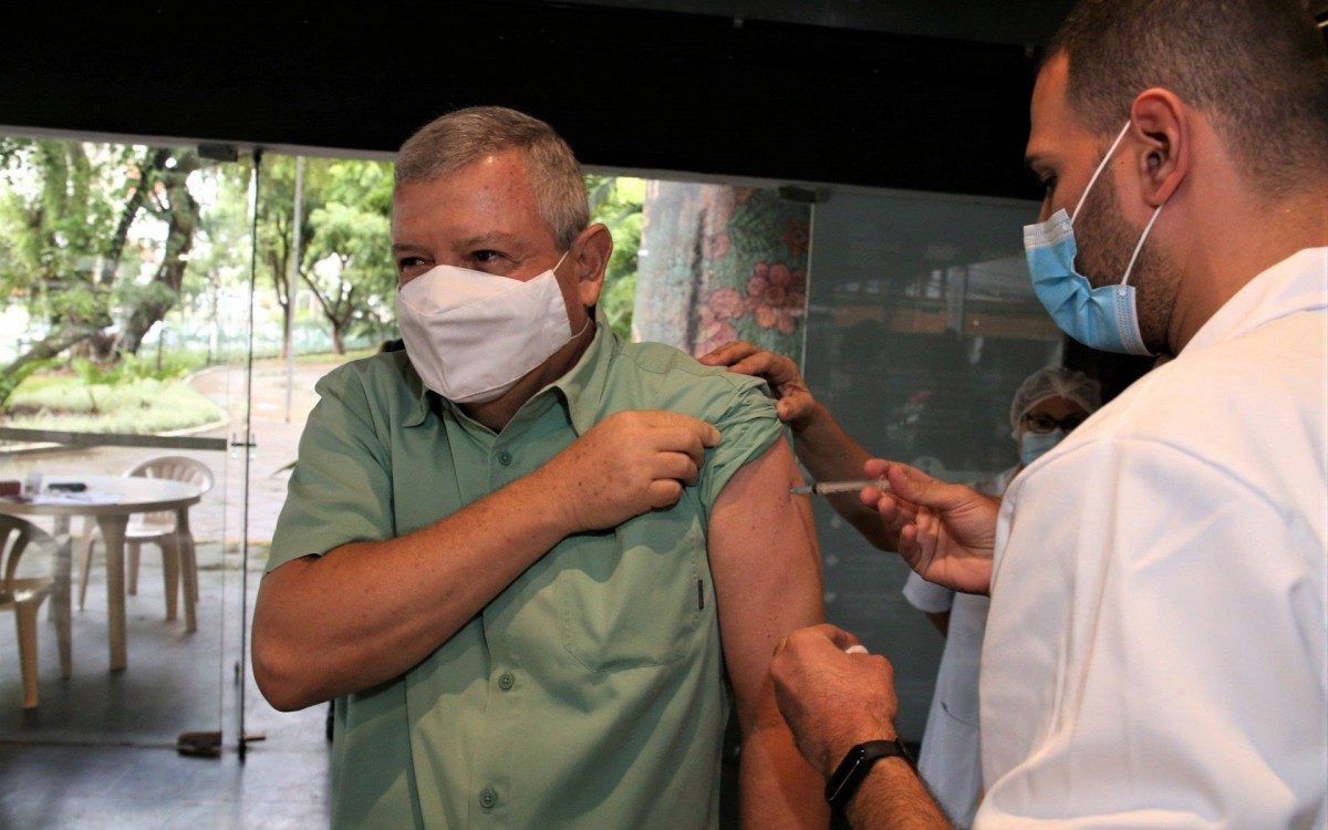 A popula&ccedil;&atilde;o pode consultar qual grupo est&aacute; sendo convocado para a imuniza&ccedil;&atilde;o nas redes sociais da Prefeitura de Niter&oacute;i, no site oficial da Prefeitura (www.niteroi.rj.gov.br), ou pelo n&uacute;mero 153