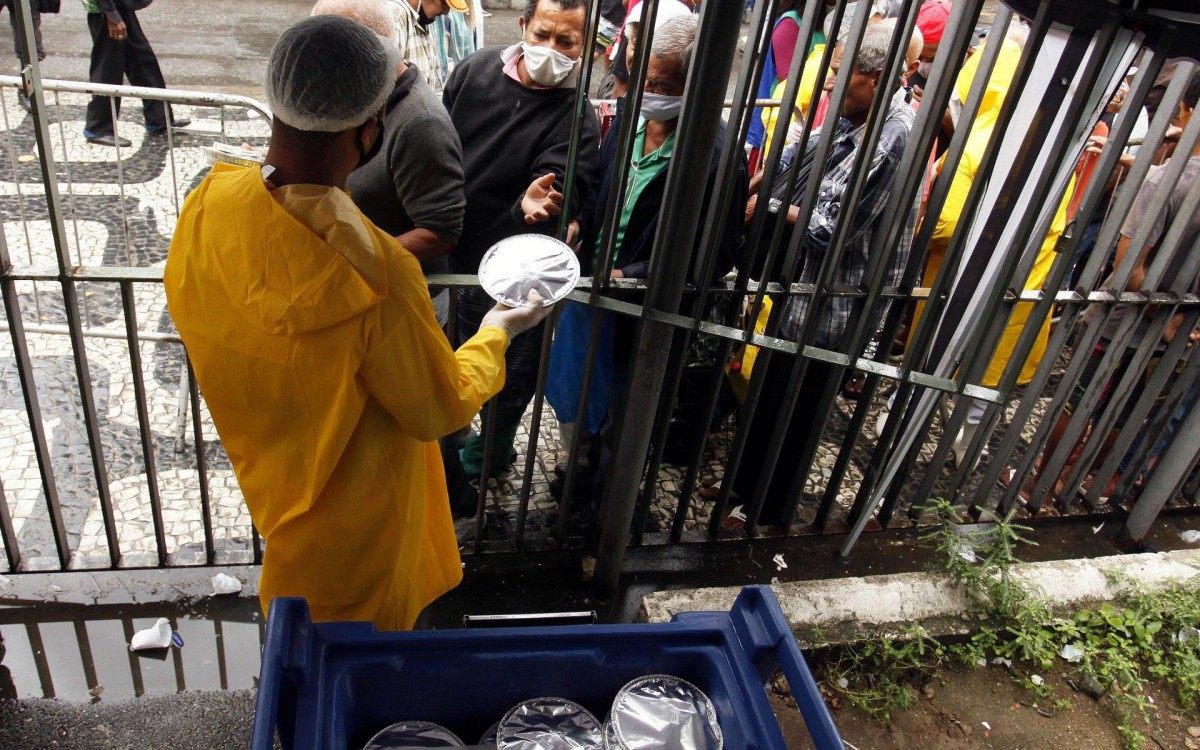 Programa da Secretaria de Desenvolvimento distribui 4,5 mil refei&ccedil;&otilde;es por dia