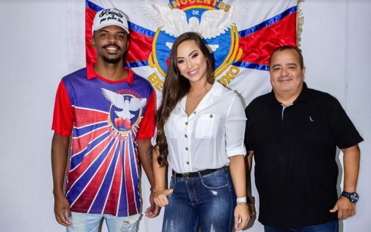A rainha de bateria, Nat&aacute;lia Lage, com mestre Juninho e o presidente Reginaldo Gomes