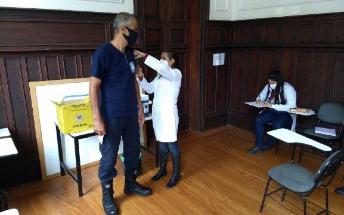 Agente de seguran&ccedil;a recebe primeira dose da vacina contra a COVID-19