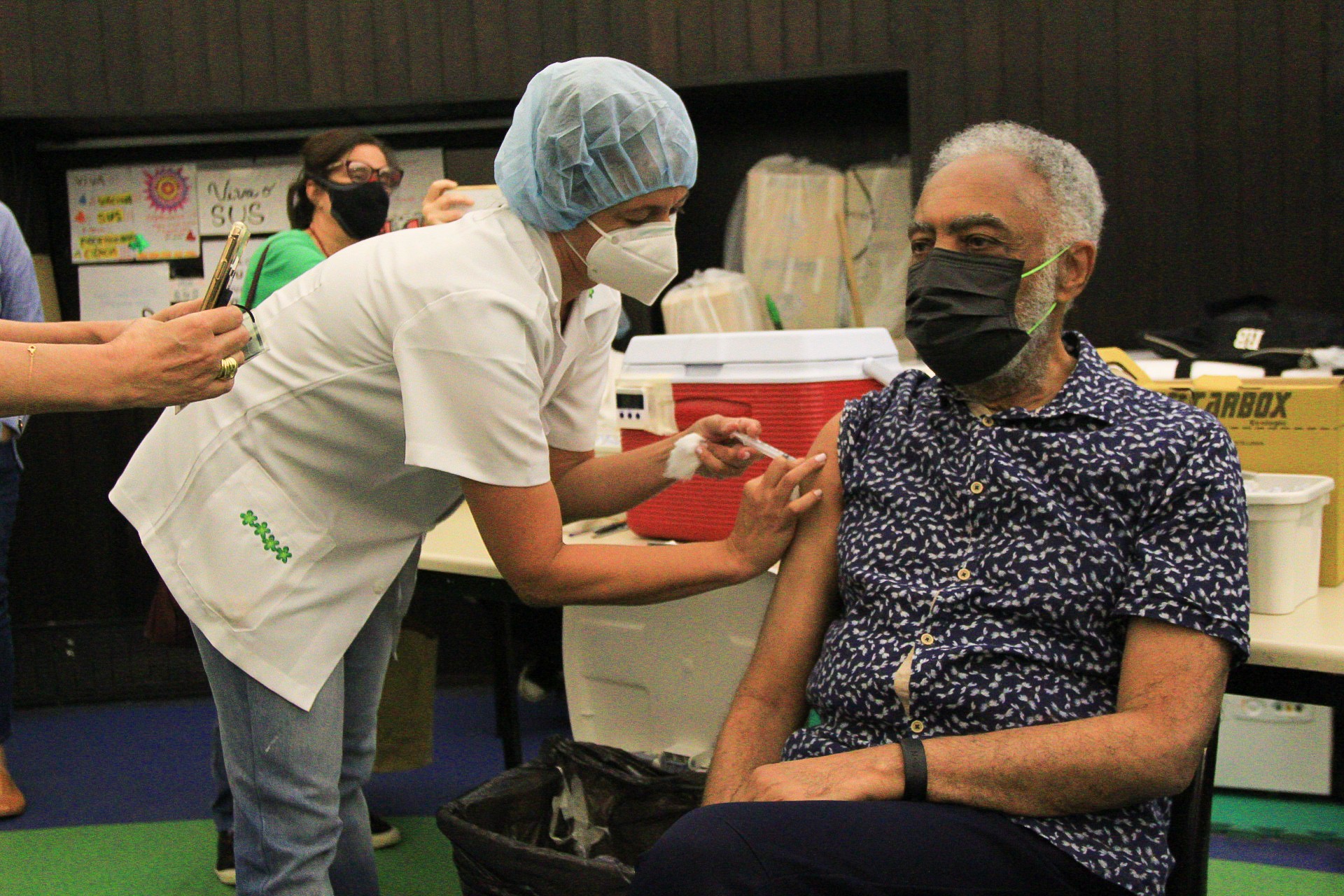 Gilberto Gil toma segunda dose de vacina contra a Covid-19 - Agnews