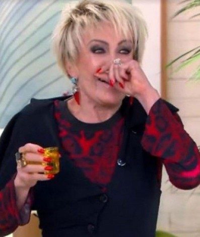 Ana Maria Braga se engasga ao tomar shot de vinagre no 'Mais Voc&ecirc;' - Reprodu&ccedil;&atilde;o
