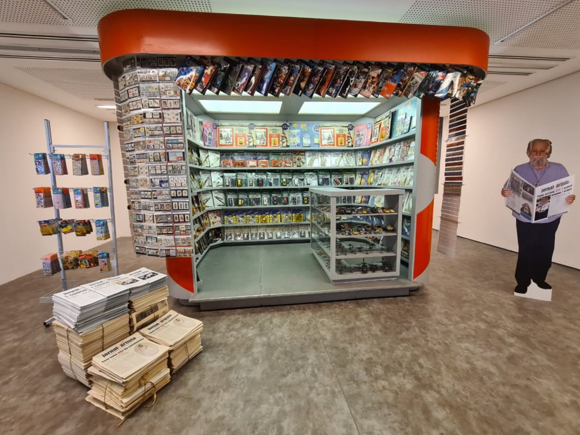 A obra 'A banca de jornais', de Nelson Leirner, inaugura o projeto 'Leituras da Cole&ccedil;&atilde;o', no Museu de Arte do Rio - Divulga&ccedil;&atilde;o