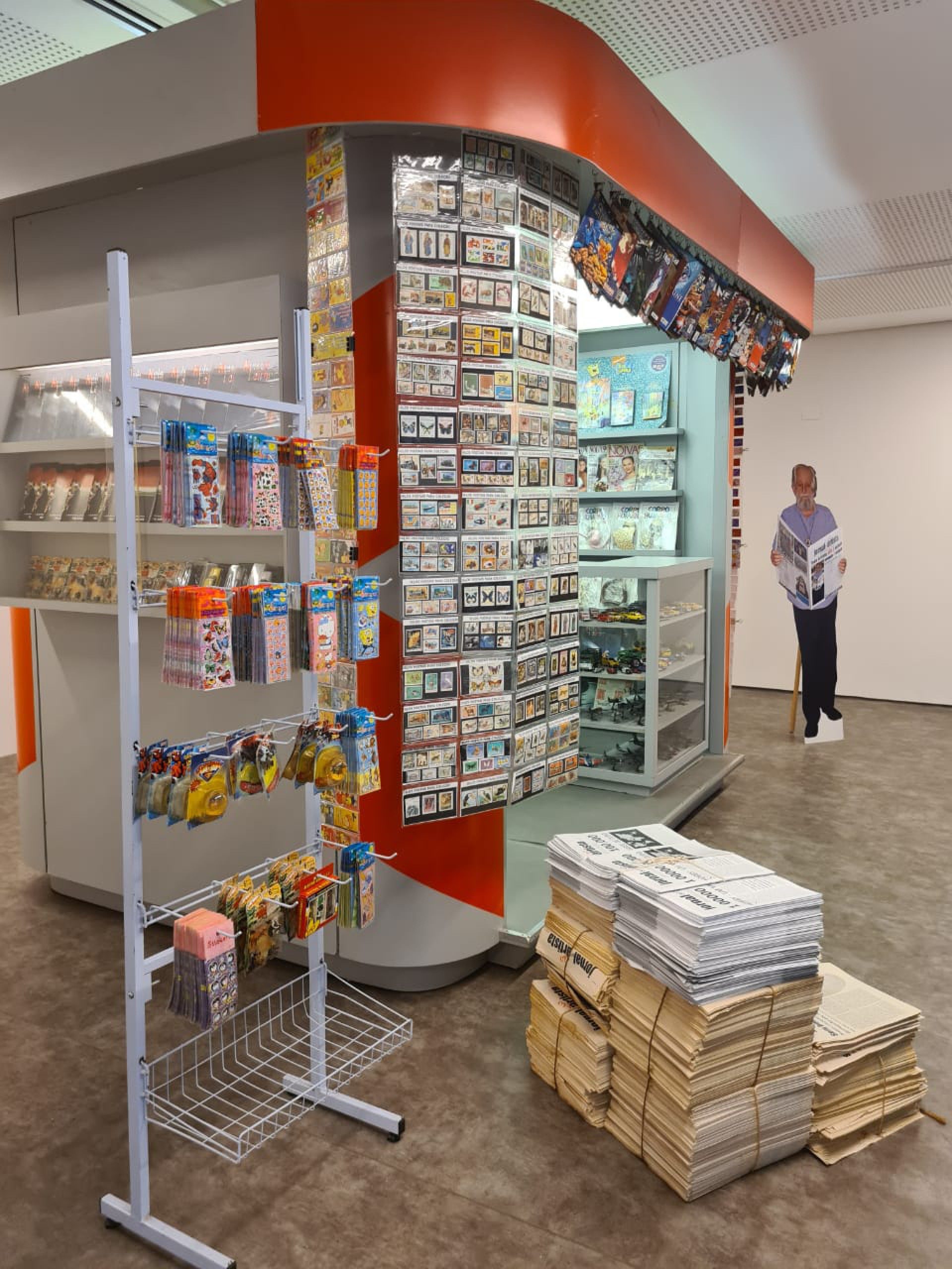 A obra 'A banca de jornais', de Nelson Leirner, inaugura o projeto 'Leituras da Coleção', no Museu de Arte do Rio - Divulgação