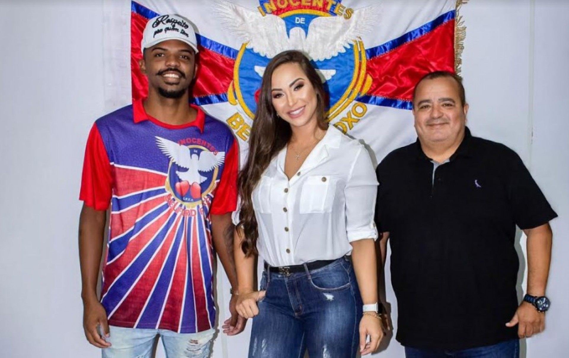 A rainha de bateria, Natália Lage, com mestre Juninho e o presidente Reginaldo Gomes - Ana Rafaela / Inocentes