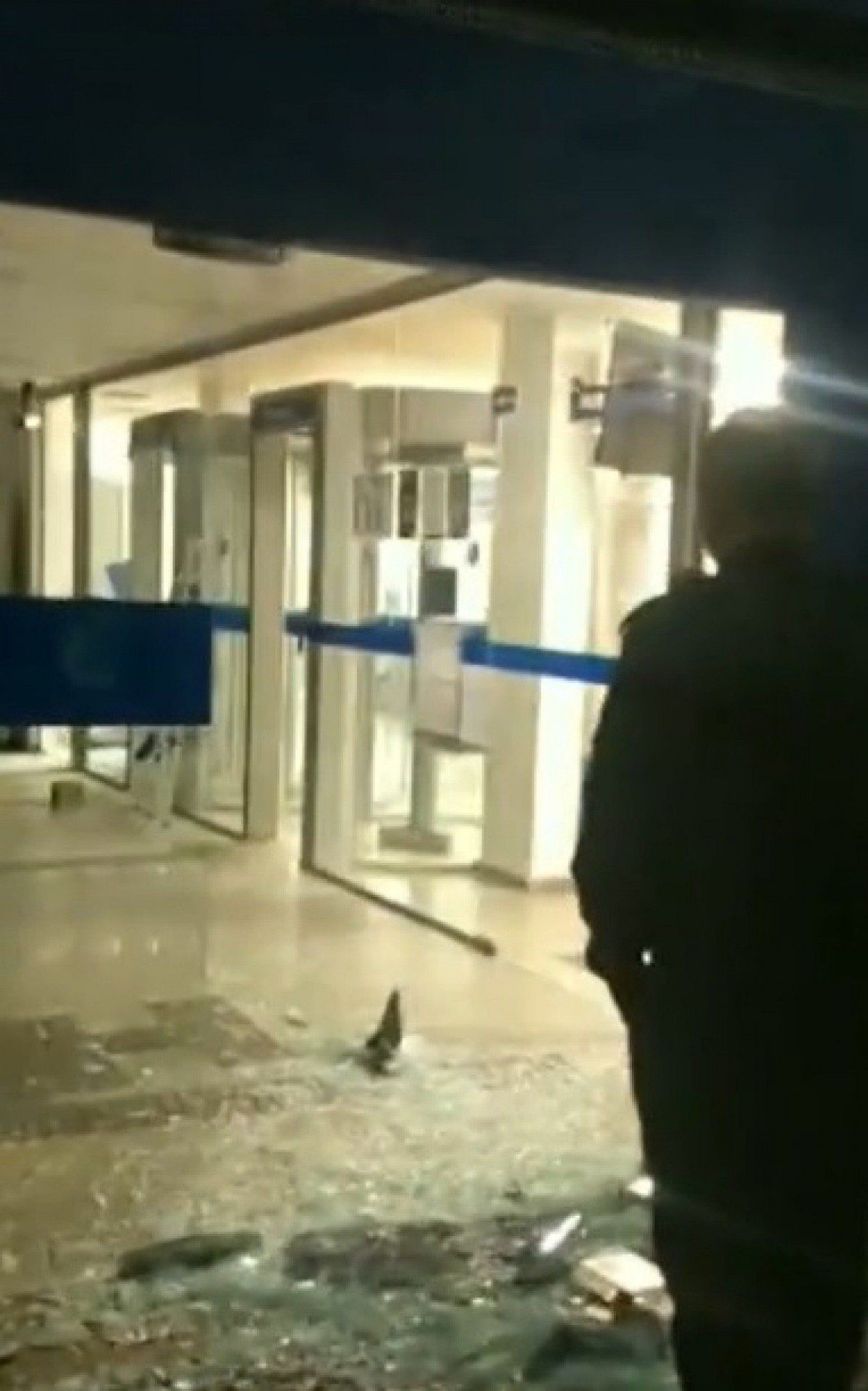 Imagem do estrago causado pela explos&atilde;o dos caixas