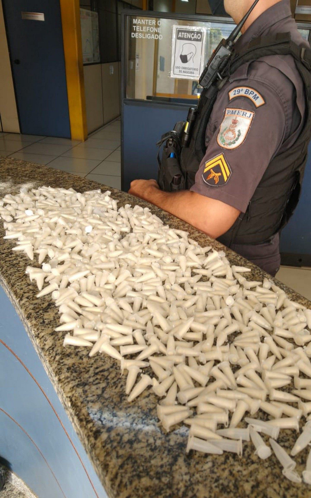 Cerca de 600 pinos de coca&iacute;na s&atilde;o apreendidos em sacola deixada em &aacute;rvore.