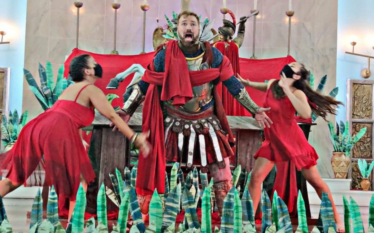 H&aacute; 12 anos, Augusto Vargas interpreta S&atilde;o Jorge. 